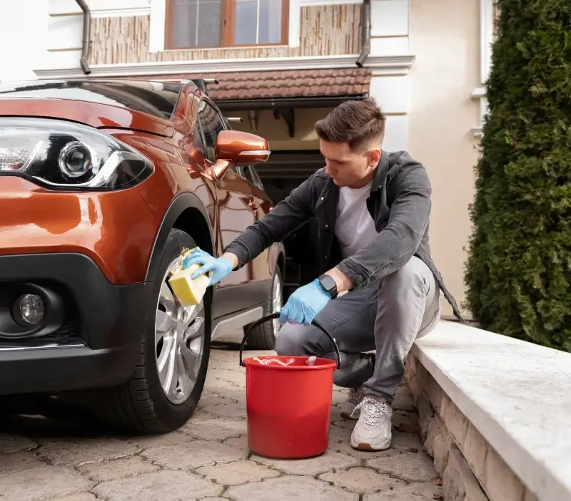 Lavage auto à domicile Jumilhac-le-Grand : professionnel intervenant sur un véhicule
